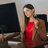 Frau mit Massageroller im Büro